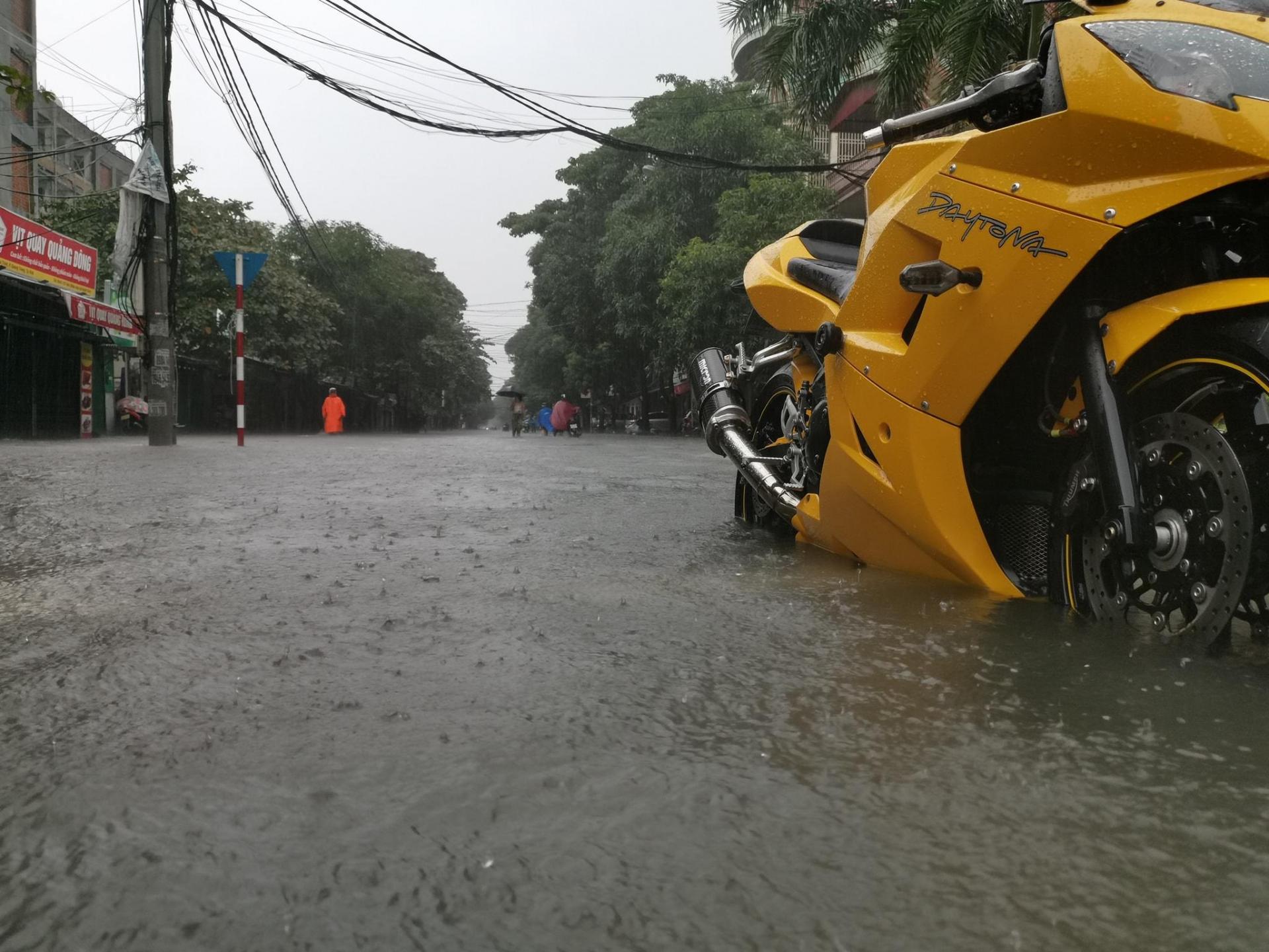 Đường Nguyễn Thái Học nước ngập ngang bánh xe máy.