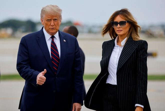 Tổng thống Trump và vợ trên đường rời Washington đến Ohio cho cuộc tranh luận đầu tiên. Ảnh: Reuters.