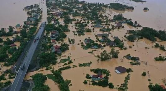 Lũ lớn trên sông Hiếu gây ngập diện rộng tại khu vực xã Thanh An, huyện Cam Lộ và phường Đông Giang, thành phố Đông Hà, tỉnh Quảng Trị.