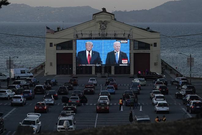 Người dân ngồi trong xe theo dõi cuộc tranh luận Trump - Biden trên màn hình ở trung tâm Fort Mason tại San Francisco. Ảnh: AP.