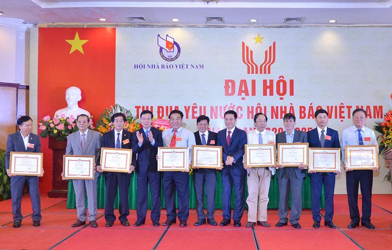  Hội Nhà báo Việt Nam khen thưởng các tập thể, cá nhân có thành tích xuất sắc trong phong trào Thi đua yêu nước giai đoạn 2015 - 2020.