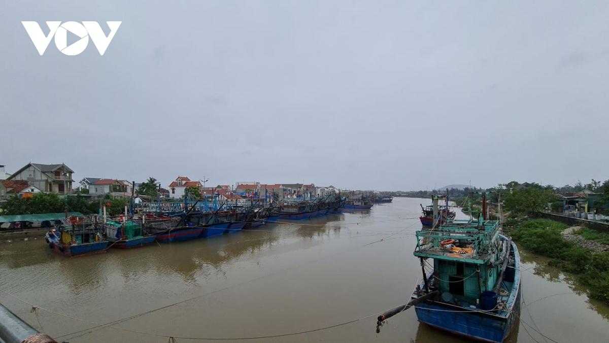 Tàu thuyền về neo đậu tránh trú bão tại cảng Lạch Thơi, xã Sơn Hải, huyện Quỳnh Lưu. Ảnh: VOV