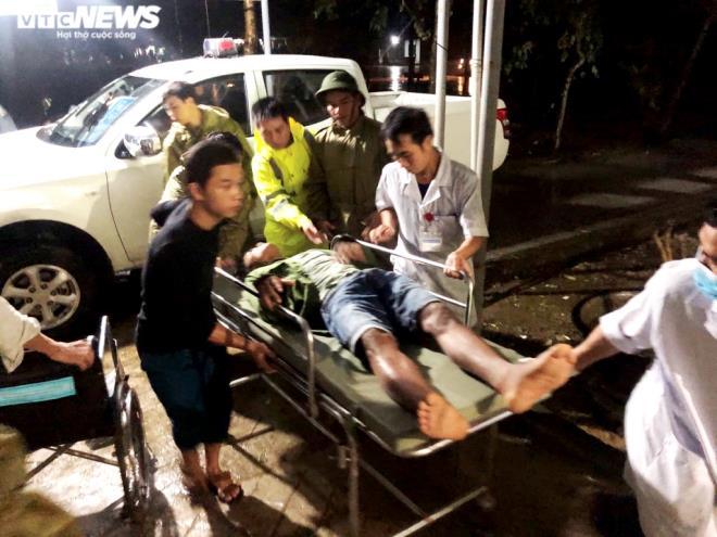 Chuyển 5 người bị thương nặng từ thủy điện Rào Trăng 4 về cấp cứu tại bệnh viện.