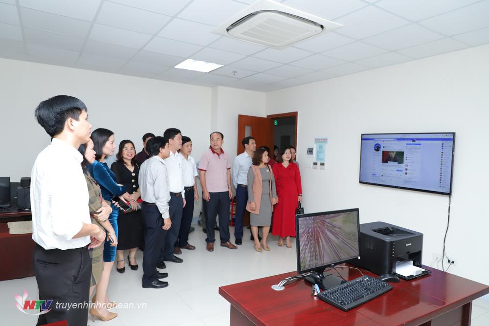 Đoàn công tác thăm bộ phận trang thông tin điện tử của Đài.