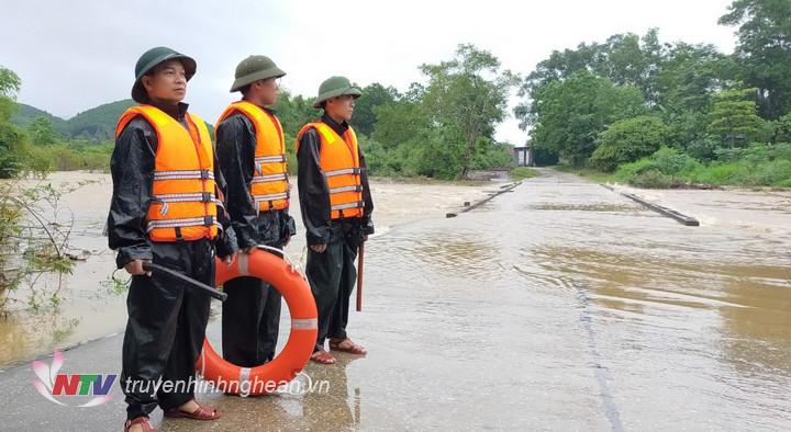 Đồn BP Ngọc lâm phối hợp địa phương cử lực lượng canh gác tại các điểm ngập lụt