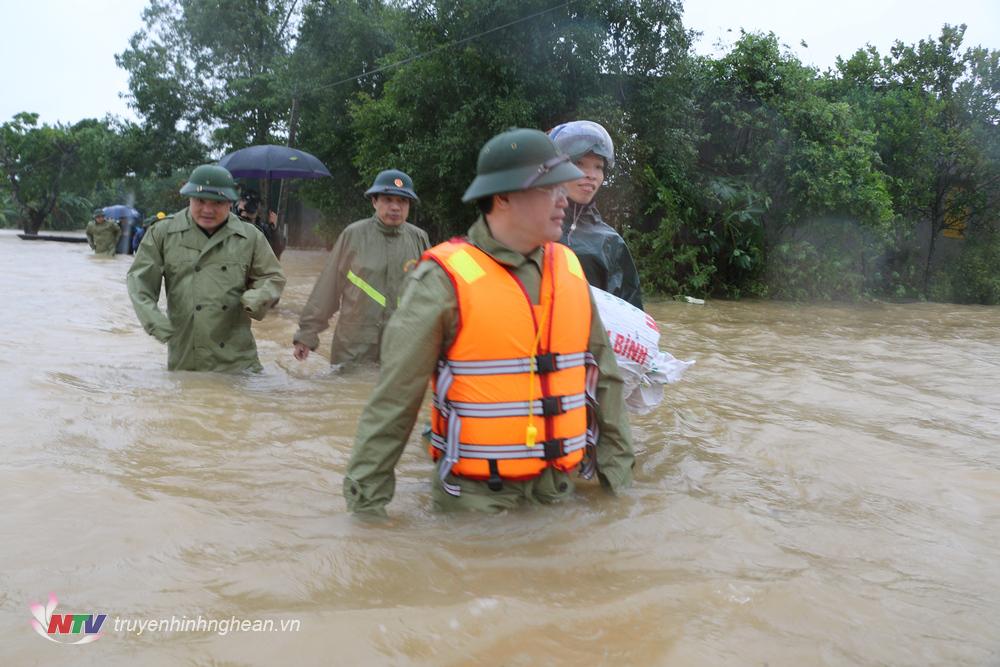 Chủ tịch UBND tỉnh Nguyễn Đức Trung kiểm tra thực tế ngập lụt tại huyện Đô Lương