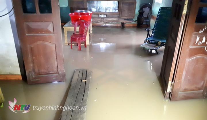 Nước tràn vào nhà dân ở xã Vĩnh Hoàn.