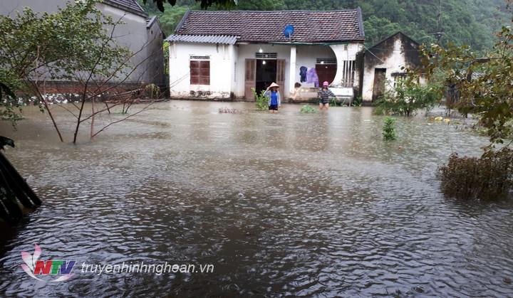 Mưa lũ gây ngập lụt tại thôn Vĩnh Hoàn, xã Bồng Khê.