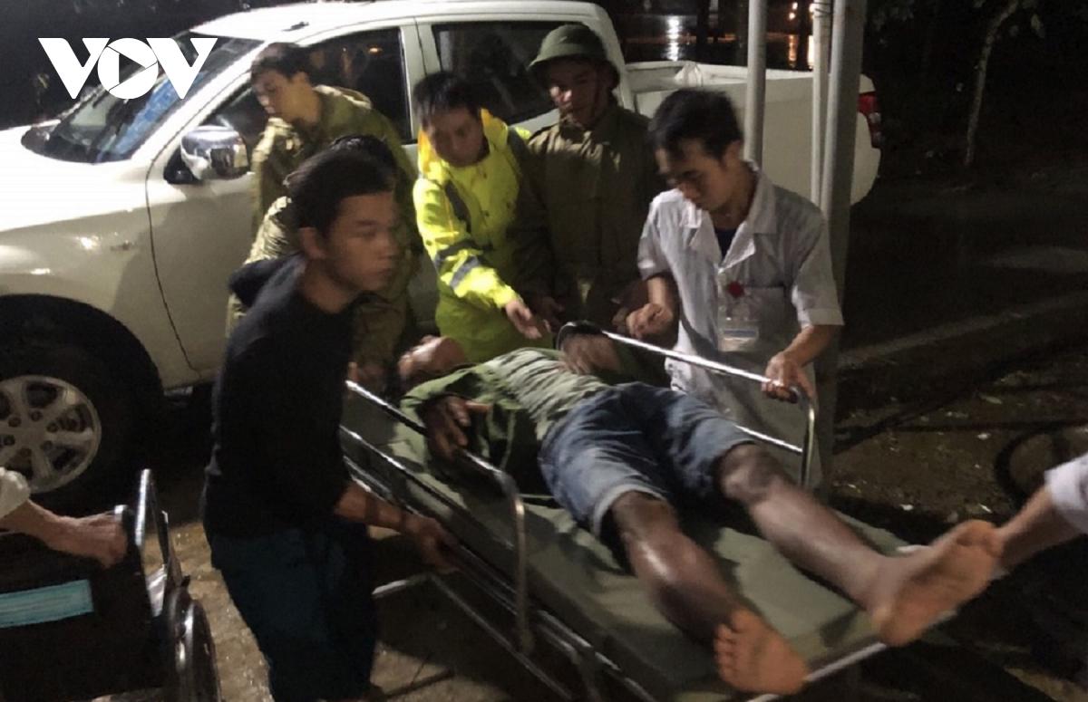 Những công nhân của thủy điện Rào Trăng 3 bị thương chuyển về bệnh viện Bình Điền điều trị.