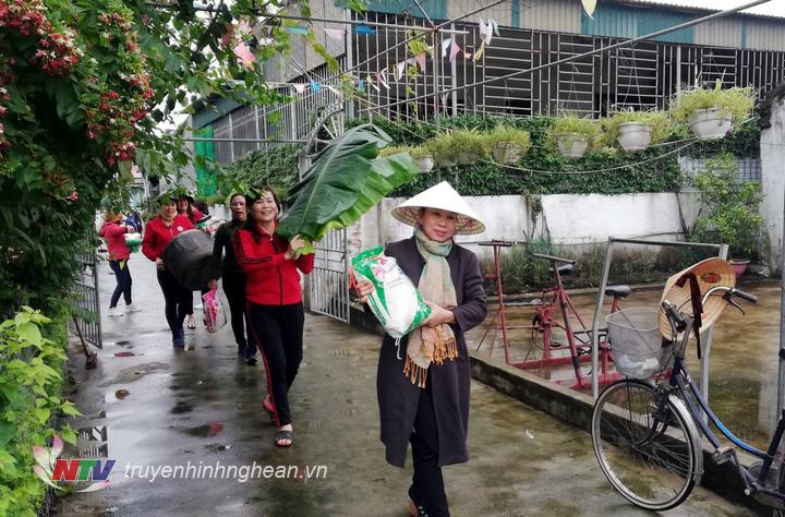 Bà con thôn Cầu Bùng, Diễn Kỷ quyên góp nguyên liệu gói bánh chưng ủng hộ đồng bào miền Trung