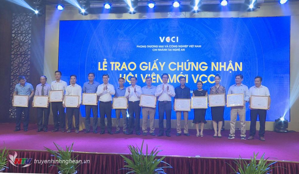 Lãnh đạo tỉnh Nghệ An và VCCI Việt Nam trao Giấy chứng nhận cho các hội viên.