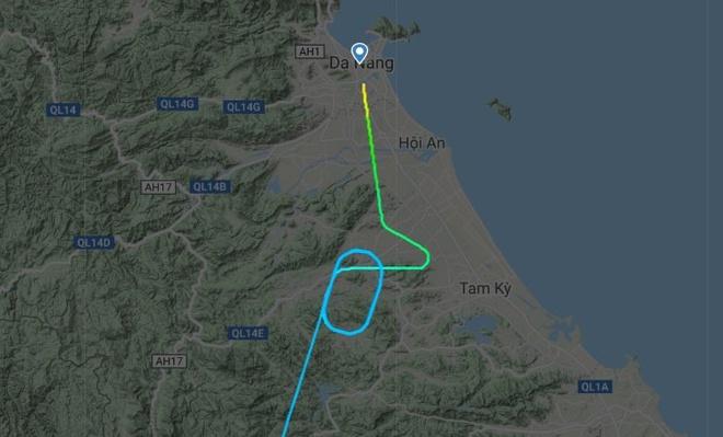 Chuyến bay VN112 từ TP.HCM đi Đà Nẵng phải bay vòng chờ hạ cánh vì thời tiết xấu. Ảnh: Flightradar.