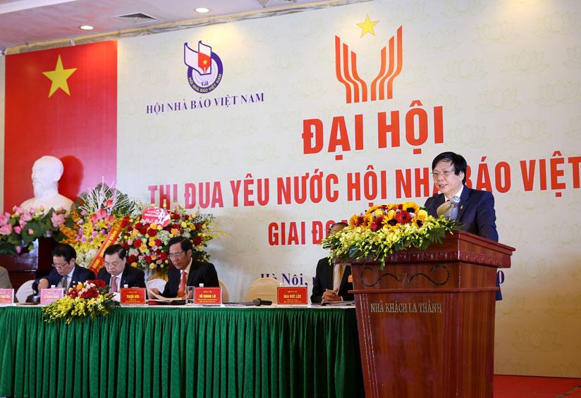  Phó Chủ tịch Thường trực Hội Nhà báo Việt Nam Hồ Quang Lợi trình bày báo cáo tại Đại hội. 