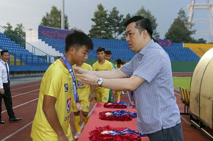 Phó chủ tịch LĐBĐ Việt Nam Cao Văn Chóng trao giải Đồng hạng ba cho SLNA.