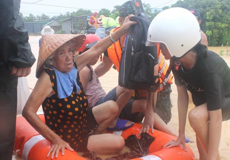 Lực lượng chức năng tỉnh Quảng Trị hỗ trợ di dời người dân đến nơi an toàn.