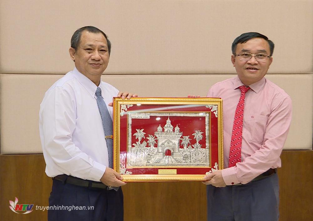 Đoàn đại biểu Lào tặng quà lãnh đạo tỉnh Nghệ An.