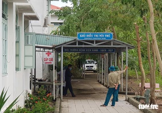 Xe chở thi thể về Bệnh viện đa khoa Bình Điền.