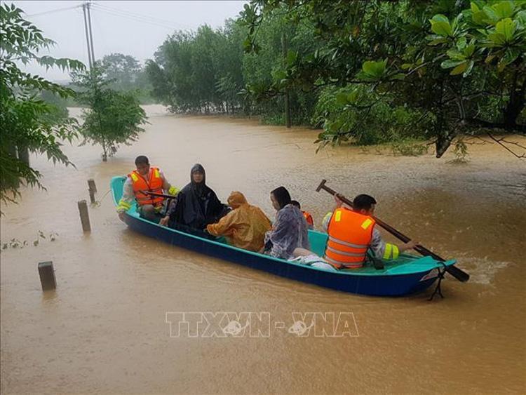 Di chuyển người dân ra khỏi khu vực ngập lũ tại huyện Cam Lộ (Quảng Trị). 