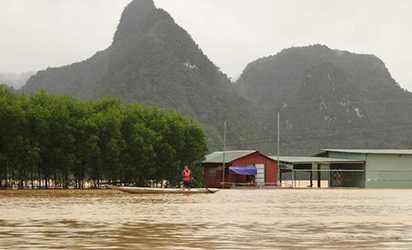 Xã Tân Hóa, huyện Minh Hóa (Quảng Bình) nước lũ dâng cao hơn 2m, khoảng 300 ngôi nhà bị ngập sâu.