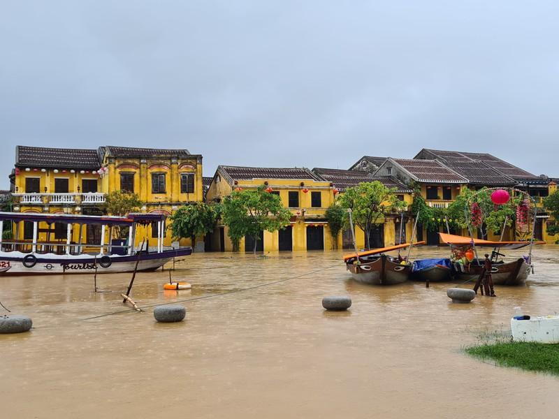 Nhiều tỉnh miền Trung đang tiếp tục chìm trong nước lũ dâng cao. 