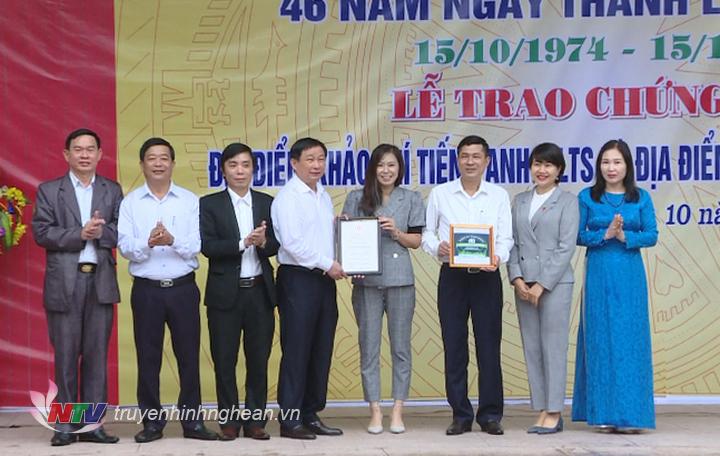 Giám đốc Sở Giáo dục và Đào tạo trao giấy chứng nhận cho Trường THPT chuyên Phan Bội Châu. 