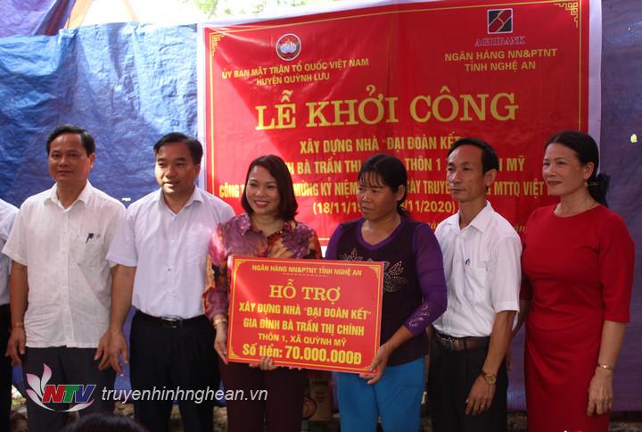 Trao tiền hỗ trợ làm nhà ở cho gia đình bà Trần Thị Chính