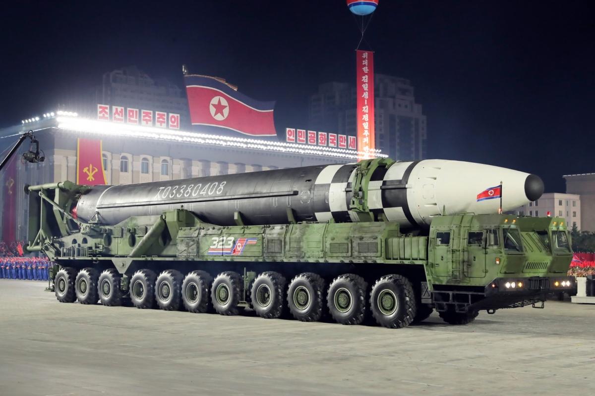 Mẫu ICBM mới lần này của Triều Tiên được đặt trên bệ phóng kiêm xe chở (TEL) có đến 11 trục và 22 bánh xe. Ảnh: NK News.