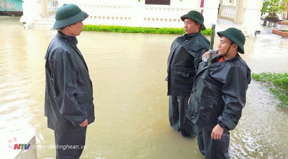 Thượng tá Lê Tất Thắng đang giao nhiệm vụ cho Thiếu tá Nguyễn Cảnh Cường và Đại úy Đinh Văn Trung trước khi theo đoàn công tác vào cứu hộ, cứu nạn tại Nhà máy tủy điện Rào Trăng 3.