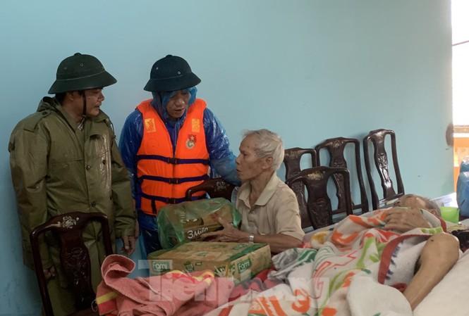 Ông Nguyễn Văn Bình (bìa trái) đi cứu trợ đồng bào lũ lụt, trước khi làm nhiệm vụ cứu hộ công nhân thủy điện và mất tích.