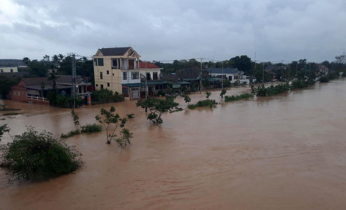 Nước sông Hiếu dâng cao, gây ngập lụt nhà dân và đường giao thông ở phường Đông Thanh, thành phố Đông Hà.