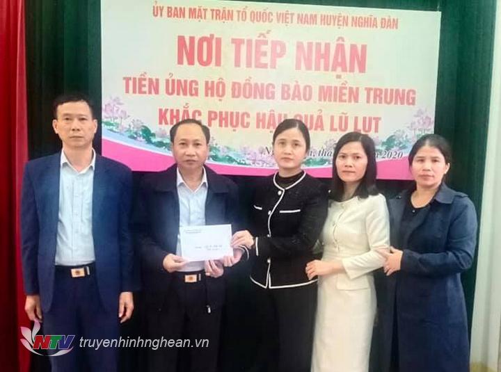 Đại diện UBMTTQ huyện tiếp nhận ủng hộ.