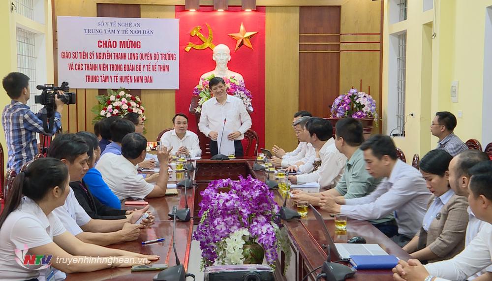 Quyền Bộ trưởng Bộ Y tế Nguyễn Thanh Long làm việc với Trung tâm Y tế Nam Đàn.