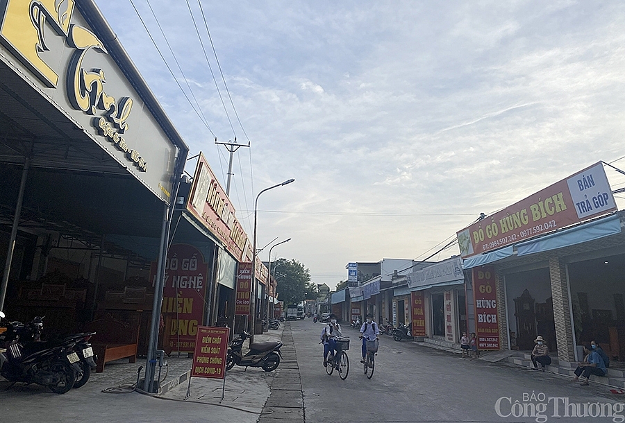 Quang cảnh đìu hiu vắng khách tại các cửa hàng đồ gỗ mỹ nghệ ở Quỳnh Hưng (huyện Quỳnh Lưu)