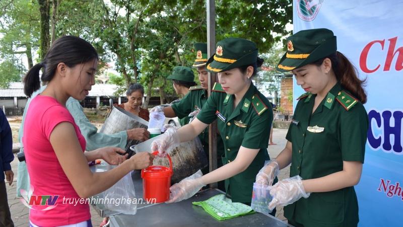 Hội viên phụ nữ BĐBP tỉnh Nghệ An thực hiện chương trình “bát cháo tình thương” hỗ trợ các bệnh nhân nghèo tại Bệnh viện ung bướu Nghệ An