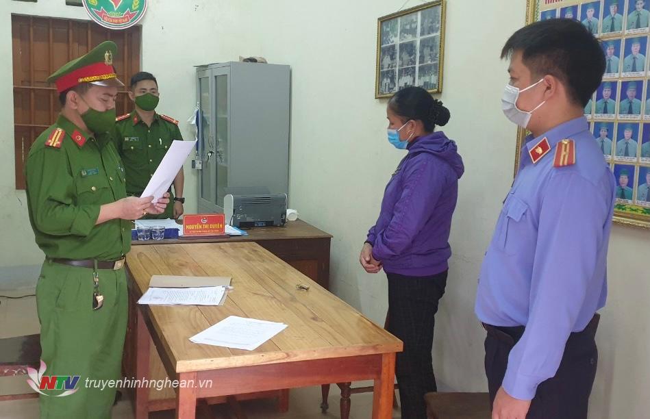Cơ quan chức năng tống đạt các quyết định đối với bà Nguyễn Thị Kim Liên