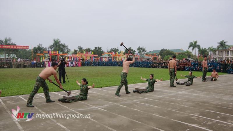 Nữ quân nhân BĐBP tỉnh Nghệ An rèn luyện, biểu diễn khí công nâng cao sức khỏe, đáp ứng yêu cầu nhiệm vụ trong tình hình mới.