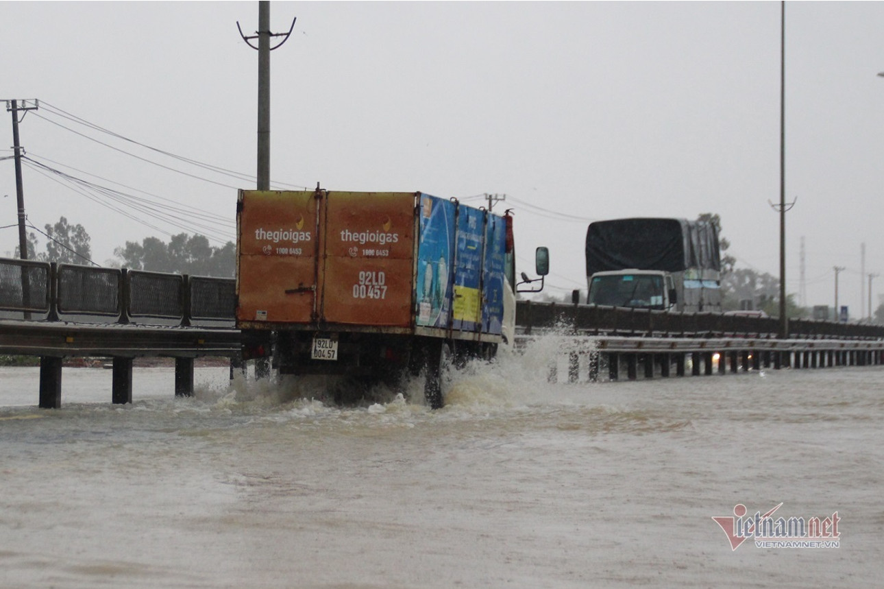 Đường quốc lộ 1A đoạn qua huyện Phú Ninh bị ngập