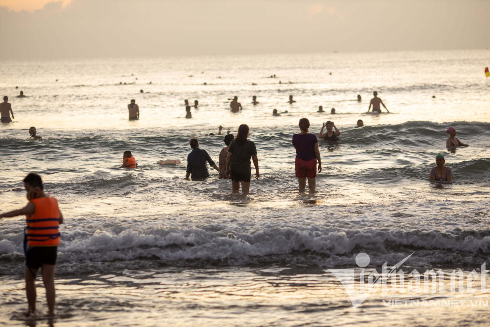 Đà Nẵng cho phép người dân tắm biển từ 4h30 đến 6h30 