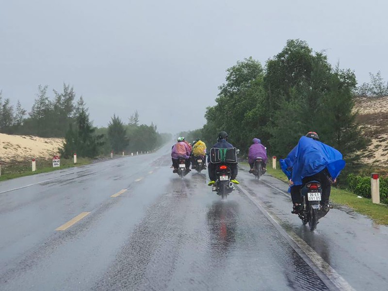 Đoàn người nối đuôi nhau hồi hương qua địa phận tỉnh Quảng Bình dưới cơn mưa nặng hạt.