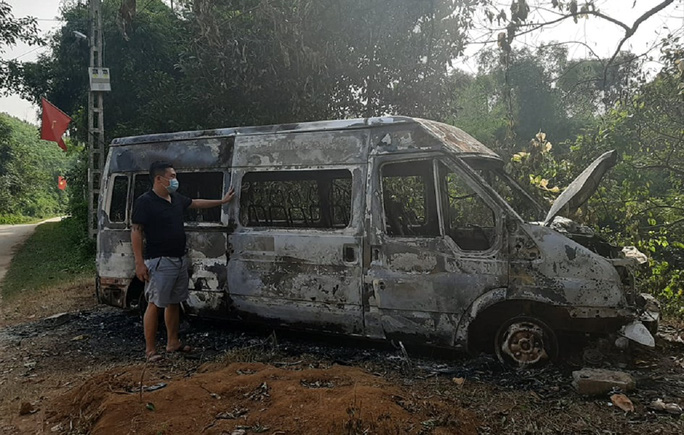 Anh Đinh Văn Đại bên chiếc ôtô của gia đình nghi bị kẻ gian phóng hỏa đốt cháy trong đêm