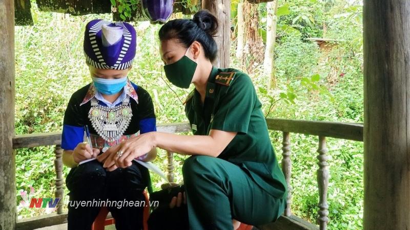 Phụ nữ Đồn BP Nậm Càn, BĐBP tỉnh Nghệ An hướng dẫn học sinh trên địa bàn học trực tuyến khi địa phương thực hiện giãn cách phòng chống dịch COVID – 19