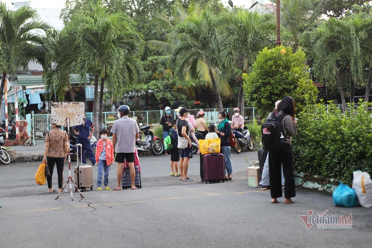 Sau khi đến ga Sài Gòn, hành khách đi thẳng ra khu vực dừng chờ đón xe taxi hoặc chờ người thân đến đón