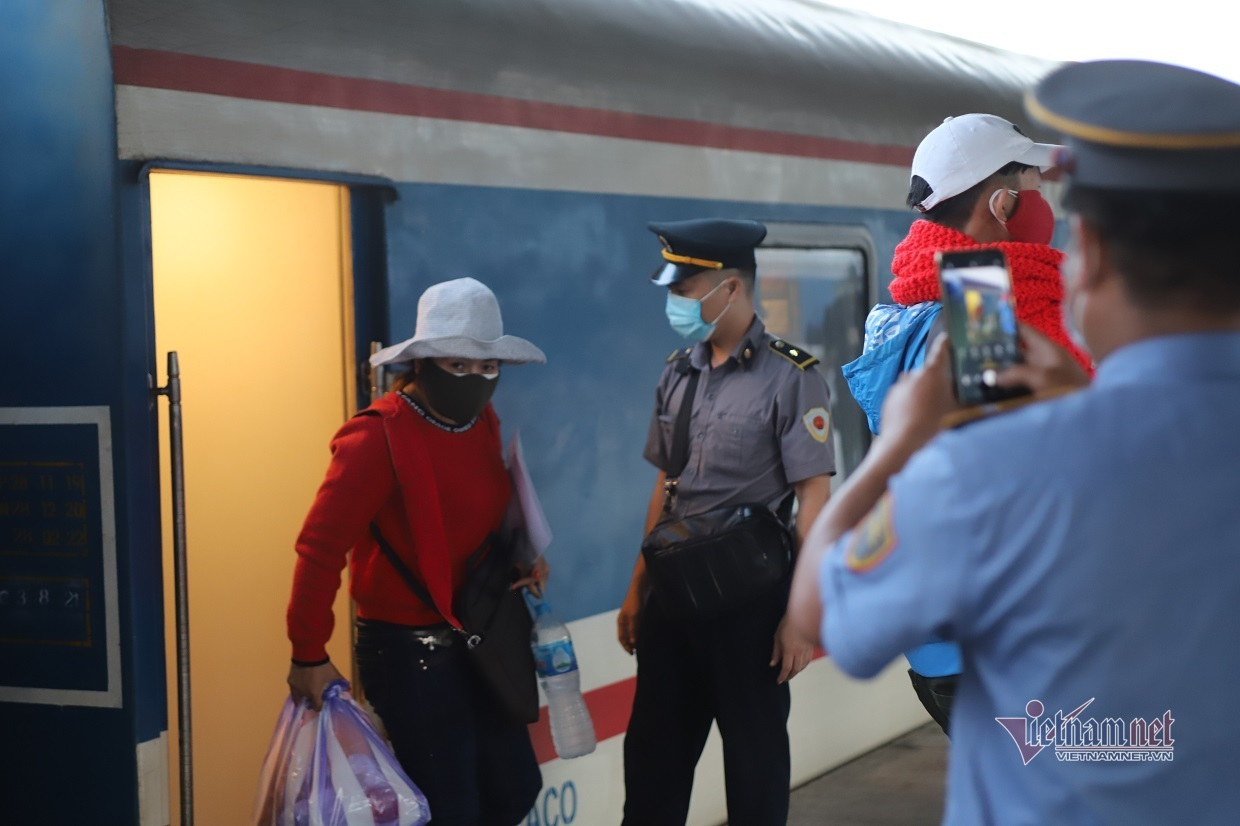 Có 250 khách đi chuyến tàu hỏa đầu tiên sau thời gian giãn cách xã hội từ ga Hà Nội đến TP.HCM  