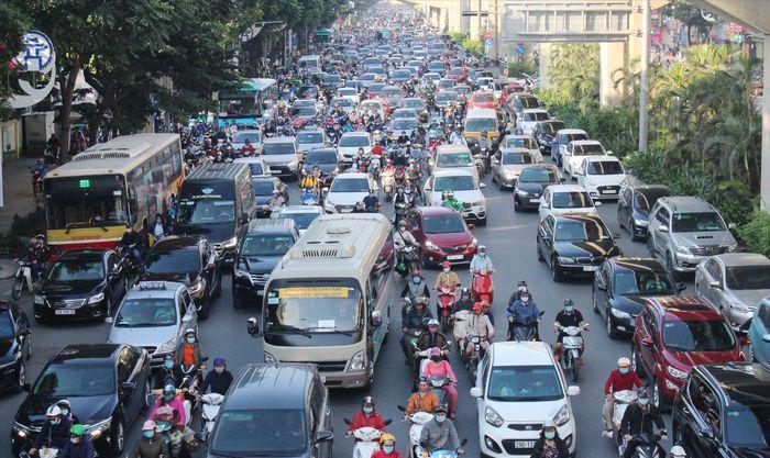 Ùn tắc do sự gia tăng xe cá nhân quá nhiều trên đường phố Hà Nội (Ảnh chụp tháng 6/2021)