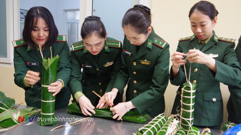 Phụ nữ BĐBP tỉnh Nghệ An tổ chức gói bánh chưng, bánh tét tặng các tổ chốt phòng chống dịch COVID – 19 trên biên giới