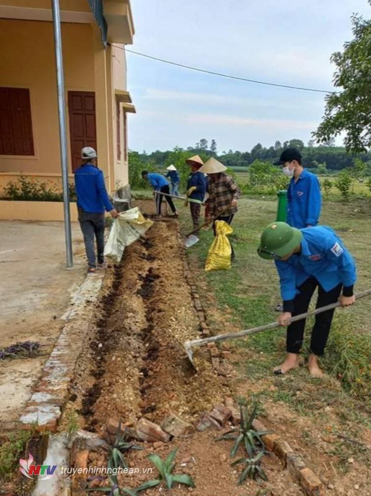 Đoàn xã Nghĩa Lộc trồng hoa ở nhà văn hóa các xóm