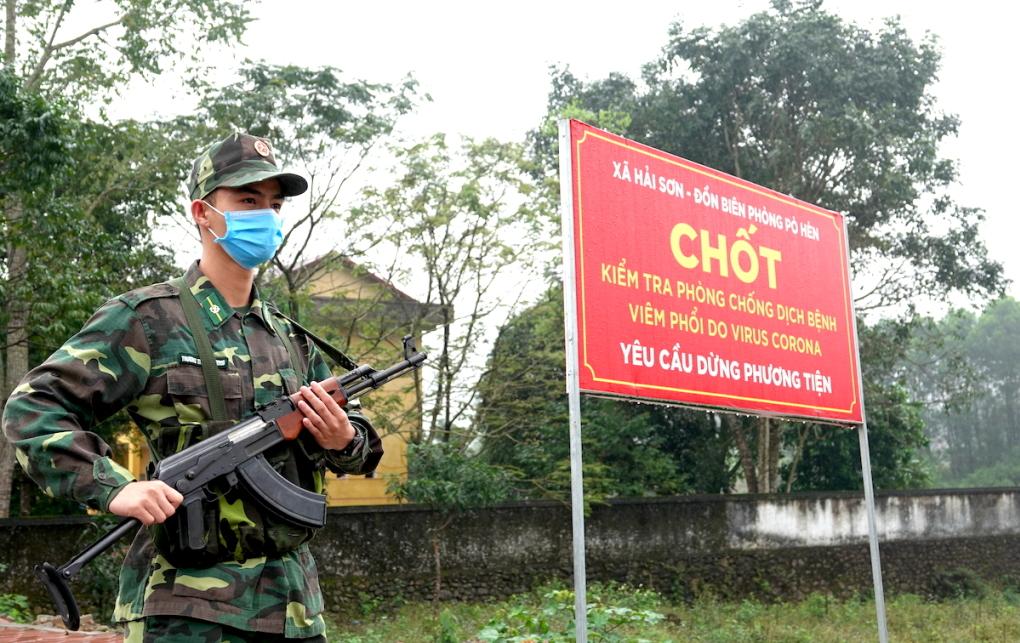 Bộ đội Biên phòng làm nhiệm vụ tại các chốt kiểm soát phòng chống dịch ở Quảng Ninh, năm 2020. 
