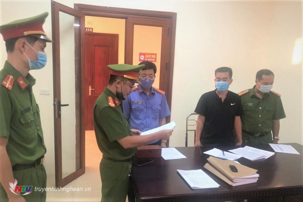 Cơ quan chức năng tống đạt quyết định khởi tố bị can Uông Lý Lâm.