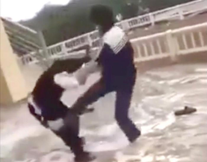 Hai nữ sinh đánh nhau (ảnh cắt từ clip)