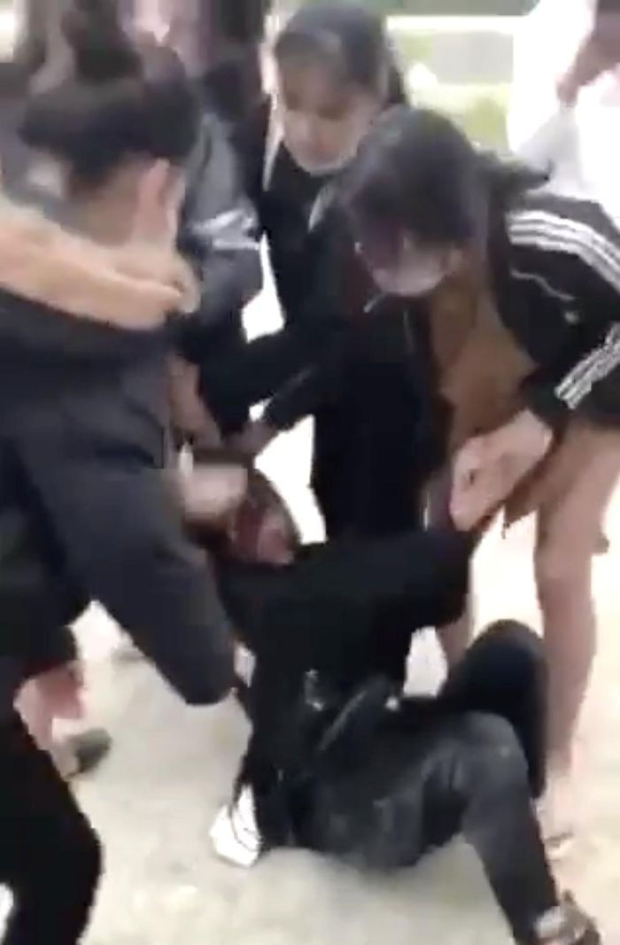 Nữ sinh bị đánh hội đồng (Ảnh cắt từ clip)